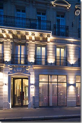 Photo 1 - Hotel Le 123 Elysées Paris 4* estrelas ao pé dos Campos Elísios - O Hotel le 123 Elysees beneficia de uma localização ideal para os adeptos da moda e da arte. A utilização de materiais requintados e a mistura harmoniosa de estilos e ambientes resultam neste Boutique Hotel de luxo único e de carácter distinto.