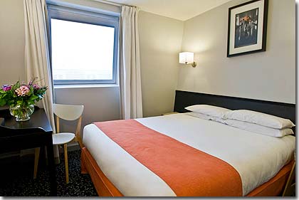 Photo 4 - Hotel Acadia Opéra Paris 3* étoiles proche de l'Opera Garnier et des Grands Boulevards - L Hôtel offre 36 chambres climatisées aux tons chaleureux et un agréable confort pour satisfaire votre séjour.

Service en chambre, blanchisserie, nettoyage à sec, petit déjeuner en chambre.

Un accès Wi-Fi est disponible dans tout l'hôtel gratuitement.
