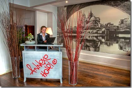 Photo 1 - Hotel l'Annexe Parigi 3* stelle nei pressi della place de la République - I nostri addetti alla reception, poliglotti - inglese, arabo e spagnolo - vi riservano un'accoglienza calorosa 24 ore su 24. Sono sempre disposti ad aiutarvi, a preparare itinerari e visite, prenotare ristoranti o altri progetti.

L’Hotel l'Annexe vi farà sentire subito a casa vostra, offrendovi camere moderne (con linea telefonica diretta, servizio di sveglia automatica e TV), una sala di lettura...e lo staff vi dedicherà molte attenzioni consigliando indirizzi di ottimi ristoranti, idee per le vostre gite, consigli ecc.