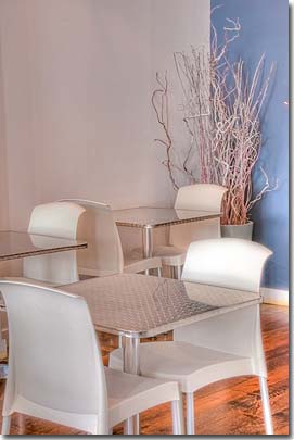Photo 5 - Hotel l'Annexe Parigi 3* stelle nei pressi della place de la République - Tutte le camere hanno servizi privati, e alcune hanno una cabina doccia. Denise ci ha chiesto di ricordare il fatto che, date le dimensioni dei servizi, sia le persone dalle taglie forti che le persone disabili potrebbero incontrare delle difficoltà a muoversi in uno spazio cosi limitato.

Denise si assicura che le camere siano tenute bene, pulite e ordinate. La cameriera dell’albergo pulisce e cambia le salviette tutti i giorni. Le camere vengono pulite tra le 9:00 e le 15:00, ma se volete che vengano pulite più presto perché programmate di ritornare in camera durante il giorno, chiedete a Denise.