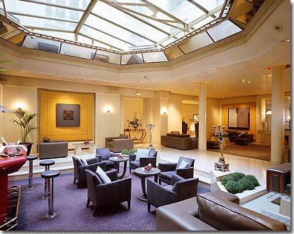 Photo 2 - Hotel Astra Opera Paris 4* estrelas ao pé da Opéra Garnier - Contempla um hall de entrada com recepção (serviço sob 24 h), cofre, 2 elevadores e guichet para câmbio monetário. Possui também um acesso à Internet sem fios.