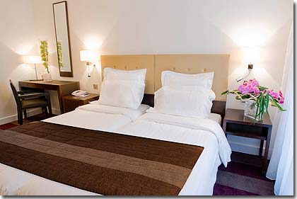 Photo 4 - Hotel Astra Opera Paris 4* star near the Garnier Opera - Each room is decorated with warm bright colors, with contemporary furniture and equipped with 2 single beds or a double bed, a bathroom, air conditioning, a hairdryer, minibar, wi-fi and safe for our clients' convenience.