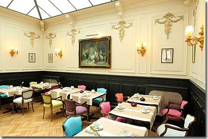 Photo 3 - Hotel Bradford Elysees Paris 4* star near the Champs Elysees - The buffet breakfast is served in a delightful and pleasant room under a glass roof which inundates the room with a pleasant natural light.