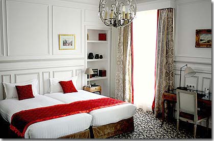Photo 6 - Hotel Bradford Elysees Paris 4* star near the Champs Elysees - Some rooms feature chimneys remaining from the Haussmann period, blending in with stylish fixtures and fittings.
