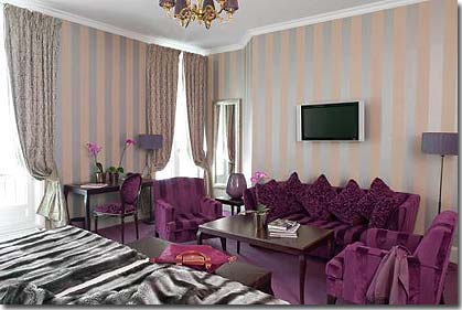 Image 5 : Champs Elysées Plaza Hotel Paris - Junior Suite de Luxe of around 45 m², decorated with charm and refinement, corner sitting room and Marble fireplace

Two separate beds or a King Size Bed for occupancy by up to two adults and one child.
Art Déco bathroom with shower and separate Jacuzzi bathtub
(Balneo Chromotherapy in most of the Junior Suites).