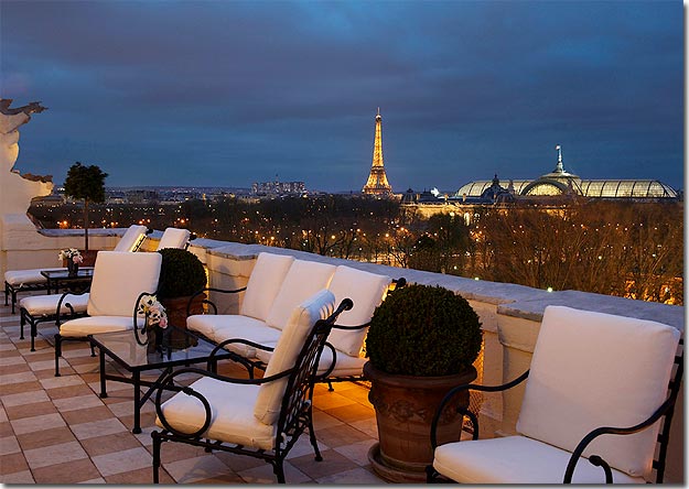 L'Hôtel de Crillon è uno degli hotel di lusso più antichi al mondo. Si trova nei pressi degli Champs-Élysées, all'estremità nord di Place de la Concorde.<br />
<br />
Questo residence a 5 stelle occupa 2 edifici identici. Tutte le camere sono spaziose, decorate in stile Luigi XV e dotate di connessione Internet Wi-Fi gratuita. La maggior parte degli alloggi regala viste su Place de la Concorde, sul cortile e sui giardini interni o su Avenue Gabriel.