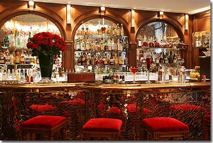 Image 4 : Hôtel De Crillon Paris - während die Pariser Bar zu jeder Tageszeit ein intimer Ort der Entspannung ist.