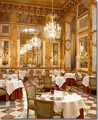 Image 6 : Hôtel De Crillon Paris - Les Ambassadeurs
The former ballroom of the Dukes de Crillon, welcomes a gourmet restaurant awarded on numerous occasions and recognized as one of the best restaurant in Paris.
With a new contemporary spirit, the dining room of this gourmet restaurant awarded on numerous occasions and recognized as one of the top restaurant in Paris, combines a clear and warm atmosphere to its classified decoration and proposes a creative and sophisticated cuisine and an exceptional wine list.