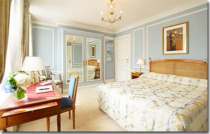Image 7 : Hôtel De Crillon Paris - Superior Room
35 square metres with King-Size bed.
Spacious and individually appointed with beautiful furnishings, working desk, relaxing furniture and large marble bathroom with luxury amenities. Views across Paris.
Wi-Fi Gratuita.