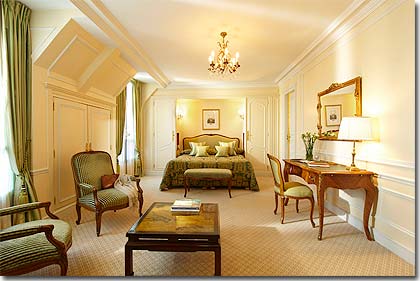 Image 8 : Hôtel De Crillon Paris - Deluxe-Zimmer
40 m² mit King-Size-Bett und separater Dusche.

Ausstattung:
    * Kostenloser WiFi Internetzugang
    * Zimmerservice rund um die Uhr
    * Klimaanlage
    * Satellitenfernsehen
    * Telefon mit Voice-Messaging
    * Kosmetika von Annick Goutal
    * Bademantel und Hausschuhe
    * Safe, Minibar, Schreibtisch