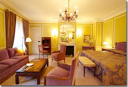 Image 9 : Hôtel De Crillon Paris - Executive Rooms
45-square-metre room with seating area, walk-in wardrobe and bathroom.
Generous, elegant proportions in a beautiful building on the Place de la Concorde, with a refined French eighteenth-century décor: a rare luxury. The Hôtel de Crillon offers 25 Executive rooms, each with its own style and colour scheme.
