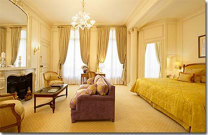Image 10 : Hôtel De Crillon Paris - Junior Suite
Bedroom 30 square metres. Living area 20 square metres.
After a day in Paris how wonderful to return to an apartment on the Place de la Concorde, with the privilege of such refined eighteenth-century décor. The 16 Junior Suites at the Hôtel de Crillon have living areas, and each suite has its own style and colour scheme.