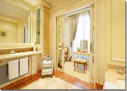 Image 11 : Hôtel De Crillon Paris - Dressing et salle de bain luxueuse.