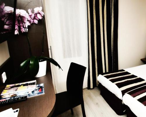 Comfort Hotel Lamarck Paris 18 2 Etoiles 147 Rue Marcadet 75018