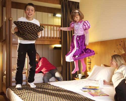 dream castle hotel to disneyland paris distance