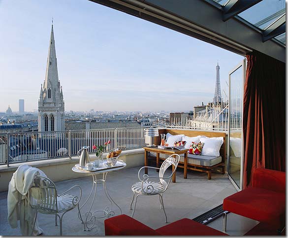 Idealmente localizado a 2 minutos a pé da Avenida dos Campos Elísios e a 10 minutos da Torre Eiffel, o hotel oferece um serviço personalizado e uma atmosfera calorosa.<br />
<br />
Aqui, beneficia de uma localização central, a partir da qual pode explorar a capital francesa, os seus diversos locais e atracções e, através da alargada rede de transportes públicos, pode fácil e rapidamente circular por toda a cidade.