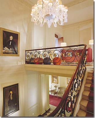 Image 2 : Hotel De Sers Paris - Actualmente, esta mansão retomou o seu legado sem fanfarra e alvoroço, oferecendo ao hóspede o charme de um pequeno castelo. Uma imensa galeria de retratos, um restaurante com um jardim interior, um impressionante 'lounge' com revestimento em madeira, e claro.