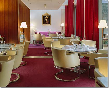 Image 3 : Hotel De Sers Paris - O restaurante do hotel, longe das movimentadas avenidas, está localizado numa das pontas da galeria de retratos, de frente para um pátio coberto por árvores. Neste lugar cheio de vida, de elegância minimalista, onde a luz das mesas parece ter caído do céu, a organização dos espaços oferece várias atmosferas: uma espaçosa sala em mármore para almoços de negócios.