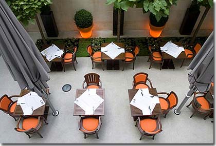 Image 4 : Hotel De Sers Paris - Um jardim de inverno para almoços ou jantares, e, durante os dias de bom tempo, um terraço relaxante que lhe fará esquecer do tempo.