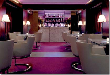 Image 5 : Hotel De Sers Paris - Refinado e moderno ao mesmo tempo, o S'Bar apresenta uma decoração em tons de vermelho e marfim, com jazz como música de fundo. Um vez chegada a noite, as velas brancas colocadas sobre a mesa transformam o S'Bar num lugar íntimo e único, onde poderá descobrir de entre os 12 cocktails caseiros.