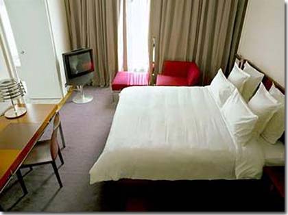 Image 6 : Hotel De Sers Paris - Quarto Superior
25 m2 - 1 Cama(s) King size

Quartos de linhas puras que, ao concentrar-se no essencial, simplificam o espaço: volumes claros, sistema de luzes regulável segundo três níveis, mobiliário sóbrio e em madeira e tecidos totalmente integrados. Ao parquet da entrada, segue-se um ambiente cujo destaque vai para o chão com carpete, que se abre a dois batentes, sobre uma casa-de-banho em mármore italiano claro e azulejos brancos.