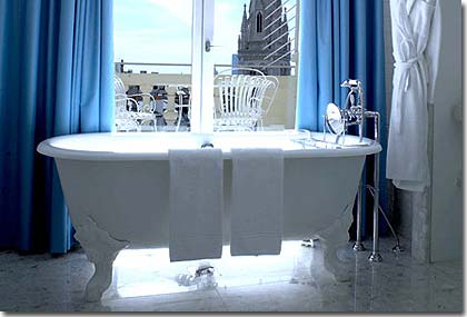Image 11 : Hotel De Sers Paris - Estas suites oferecem espaços luminosos que compreendem uma entrada, uma sala, uma casa-de-banho com espaço de duche separado e um magnífico terraço com vistas sobre Paris.