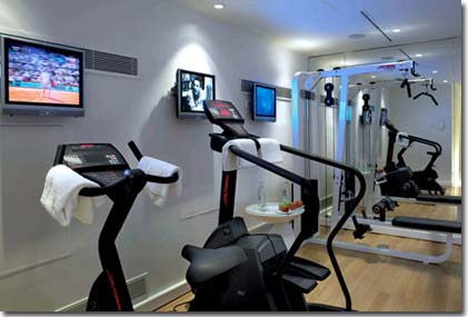 Image 14 : Hotel De Sers Paris - Também, à sua disposição, um pequeno templo dedicado ao desporto e que oferece a possibilidade de recuperar a forma, graças a um completo equipamento de ginástica diária, como aparelhos de musculação, steps, bicicletas, etc. Além disso, o hammam e a sauna proporcionam momentos de bem-estar e relaxamento, numa decoração de estilo delicadamente sóbrio.