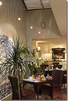 Photo 4 - Hotel Henri 4 Rive Gauche Paris 3* star near the Latin Quarter (Quartier Latin) and boulevard Saint Michel, Left Bank area - Breakfast room.