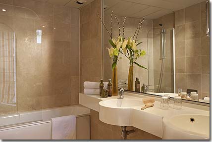 Photo 11 - Hotel Henri 4 Rive Gauche Paris 3* star near the Latin Quarter (Quartier Latin) and boulevard Saint Michel, Left Bank area - Bathroom.