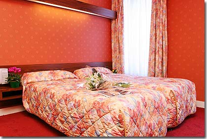 Photo 5 - Hotel Le Home Latin Paris 2* estrelas ao pé do bairro Latino (Quartier Latin) e perto do boulevard Saint Michel - Nossos 54 quartos são amplos, com banheiro (chuveiro ou banheira), toalete e secador de cabelos. Um elevador atende todos os andares.
* telefone com discagem direta
* TV a cabo
* aberto a noite inteira
* café da manhã continental selecionado pela Tourisme International