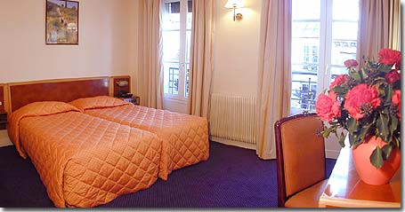 Photo 7 - Hotel Villa Margaux (Le Paris hôtel) Parigi 3* stelle nei pressi del Quartiere Montmartre e del Basilica del Sacro Cuore (Sacré Cœur) - L’albergo dispone di 12 camere twin, sobrie e classiche, di una superficie di circa 12 mq. Le camere dispongono di una scrivania, di un televisore LCD, un minibar, un accesso a Internet Wi-Fi e un asciugacapelli.