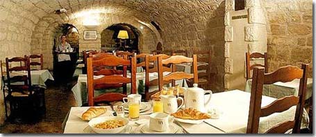 Photo 10 - Hotel Villa Margaux (Le Paris hôtel) París 3* estrellas cerca del barrio Montmartre y del Sagrado Corazón (Basílica del Sacré Cœur) - Venga a saborear su desayuno en nuestra magnífica bodega con arcos reminiscente de épocas pasadas. ¡Para empezar bien cada día!
Lo servimos en la sala de siete y media a diez de la mañana.
Si lo desea, se lo ponemos servir en su habitación, para que disfrute de unos momentos agradables con el aroma del café recién hecho y la bollería.