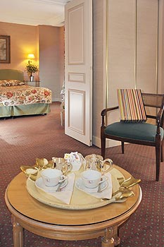 Photo 9 - Hotel Le Littré 4* Sterne Paris in der Nähe des Viertels Saint-Germain des Prés. - Juniorsuiten Rive-Gauche.

Die Deluxe-Zimmer bieten Platz für zwei Erwachsene und zwei Kinder und besitzen eine Verbindungstür zu den Juniorsuiten.