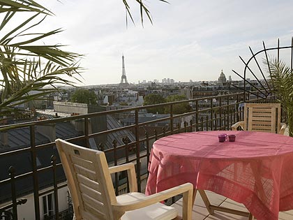 Photo 12 - Hotel Le Littré Paris 4* étoiles proche du quatier Saint-Germain des Prés Rive Gauche - Les services de l'hôtel Le Littre:
Toutes les chambres sont climatisées.
Plusieurs étages et chambres non fumeur
Espace affaires avec ordinateur et connexion WIFI sécurisée
Internet haut débit sécurisé 
Coffre fort individuel 
Mini Bar
Sèche cheveux 
Chaussons et peignoirs 
Double Vitrage
Télévision écran plat par satellite
Room service
Bar
Salle de petits déjeuners
Personnel multilingue 
Blanchisserie 
Parking privatif fermé à proximité 
Journaux et magazines offerts 
Principales cartes de crédit acceptées 
Baby-sitting sur demande 
Produits d'accueil dans les salles de bains