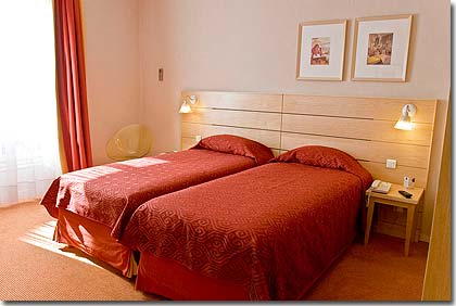 Photo 9 - Hotel Lorette Opera Paris 3* star near the Montmartre District and Garnier Opera - The rooms are tastefully decorated to welcome guests in a discreet and modern comfortable setting. All bedrooms are air conditioned and provide wireless, broadband Wifi Internet access.