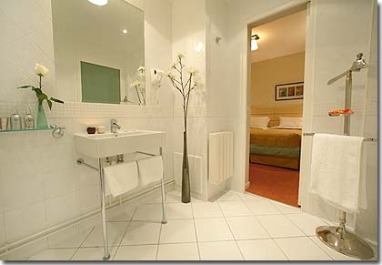 Photo 10 - Hotel Lorette Opera Paris 3* star near the Montmartre District and Garnier Opera - The white bathrooms in their pure style are refined and spacious.