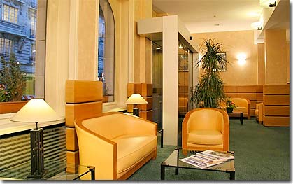 Photo 2 - Hotel Lyon Bastille 3* Sterne Paris in der Nähe der Gare de Lyon. - Das Innere unseres wunderschönen Haussmann-Gebäudes ist attraktiv dekoriert, und unsere Gäste schätzen die komfortable und einladende Lounge. Das exquisite Spiel der Farben setzt sich auch in unseren Gästezimmern fort.