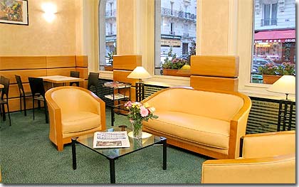 Photo 3 - Hotel Lyon Bastille 3* Sterne Paris in der Nähe der Gare de Lyon. - Unser Empfangsteam steht rund um die Uhr zur Verfügung und ist mit Auskünften zum Besuch interessanter Orte oder erstklassiger Restaurants behilflich.

Jede unserer beiden attraktiven Lounges laden zum Entspannen ein. Hier wird unseren Gästen mit einer Reihe von Dienstleistungen jeder Komfort geboten: Zeitungen und Magazine, heiße und kalte Getränke, ein Gepäcksraum, und unbegrenzter, kostenloser WiFi-Zugang.