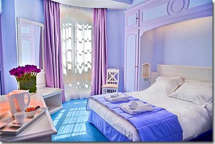 Photo 5 - Hotel Lyon Bastille Paris 3* étoiles proche de la Gare de Lyon - CHAMBRE DOUBLE SUPERIEURE

Découvrez la douce lumière de notre chambre supérieure, ses tons lavande et bleu azuré. Profitez de notre gamme de produits d’accueil « Carven Paris », nos peignoirs et chaussons ainsi que d'un plateau d'accueil mis à votre disposition.