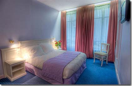 Photo 8 - Hotel Lyon Bastille Parigi 3* stelle nei pressi della Gare de Lyon - Camera Doppia
Attrezzatura: Un letto 140x190, Aria condizionata, Wi-Fi, Mini-bar, cassetta di sicurezza(€2 /al giorno),telefono a linea diretta, televisione satellite (francese, inglese, spagnolo, tedesco), Canale+, radio, e veglia con allarme.