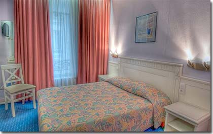 Photo 10 - Hotel Lyon Bastille Paris 3* estrelas ao pé da  Gare de Lyon - Quarto de solteiro

Instalações: Uma cama 140x190, ar-condicionado, Wi-Fi, frigobar, cofre (€2 / dia), telefone com discagem direta, tv a cabo (canais em francês, inglês, espanhol e alemão), Canal +, rádio, despertador. Banheiro: Banheira, chuveiro, toalete, espelho com lente de aumento, secador de cabelos.