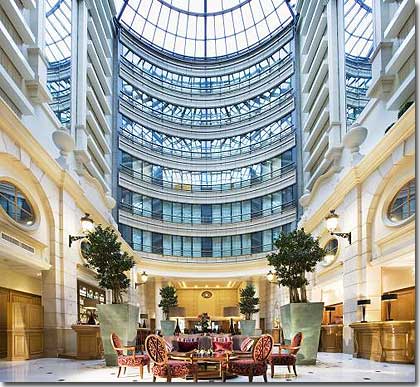 Image 2 : Marriott Hotel Champs Elysées Paris - Atrium Bar, détendez vous dans une oasis de tranquillité au milieu de la bouillonnante mais non moins célèbre plus belle avenue du Monde… Dans un décor feutré, installez vous confortablement pour un rendez-vous d’affaires, des retrouvailles entre amis, ou encore un rendez-vous galant. Voyagez au cœur de notre carte et éveillez tous vos sens grâce à nos spécialités de cocktails Martini. Nous vous invitons à venir nous rendre visite tous les jours de 8h30 à 1h00 du matin. Possibilité de déjeuner et dîner.