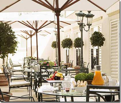 Image 5 : Marriott Hotel Champs Elysées Paris - La terrasse attenante, située dans une cour intérieure ensoleillée au cœur de l’hôtel, vous offre charme et tranquillité tout au long de l’année. Profitez de ce cadre exceptionnel pour vos déjeuners d’affaires. Couverte et chauffée en hiver.