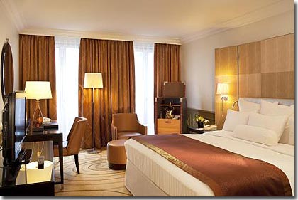 Image 6 : Marriott Hotel Champs Elysées Paris - <strong>Chambre Deluxe.</strong>

Nos 192 chambres et Suites, aussi spacieuses que raffinées, vous apporteront tout le confort et le service attendu. Elles ont été entièrement repensées et redessinées dans un esprit plus luxueux et un ton parisien très affirmé.