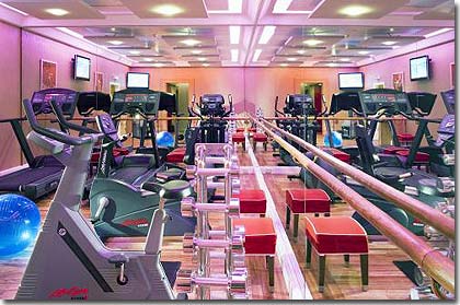 Image 10 : Marriott Hotel Champs Elysées Paris - Our hotel features an indoor fitness gym and a sauna. It is complimentary for all hotel guests. Hotel guests can exercise using the cardiovascular equipment and free weights available. Flat screen television, music and towels are offered free of charge. The gym is open 24/7 so that our hotel guests can work out at their convenience.