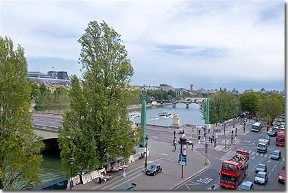 Photo 1 - Hotel du Quai Voltaire 2* Sterne Paris in der Nähe des Viertels Saint-Germain des Prés. - Vom Hotel du Quai Voltaire, dessen außergewöhnlichen Lage im historischen Stadtkern von Paris eine Verbindung zwischen linkem und rechtem Seineufer darstellt, können Sie beinahe alle Sehenswürdigkeiten zu Fuß erreichen.