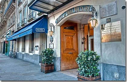 Photo 2 - Hotel du Quai Voltaire 2* Sterne Paris in der Nähe des Viertels Saint-Germain des Prés. - Bei Ihrem Eintritt erwartet Sie ein freundlicher Empfang von unserem aufmerksamen Team, das mit einer Reihe von Dienstleistungen für Ihren erfreulichen Aufenthalt sorgt:
