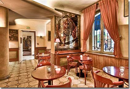 Photo 4 - Hotel du Quai Voltaire 2* Sterne Paris in der Nähe des Viertels Saint-Germain des Prés. - Von 7:00 bis 11:00 Uhr morgens wird ein kontinentales oder ein Frühstück aus der Speisekarte serviert. Sie können das Frühstück auch in Ihrem Zimmer einnehmen.