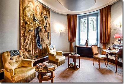 Photo 6 - Hotel du Quai Voltaire Paris 2* star near the Saint-Germain des Prés District, Left Bank - Our lounge, adorned with a beautiful antique tapestry, invites guests to relax or read.