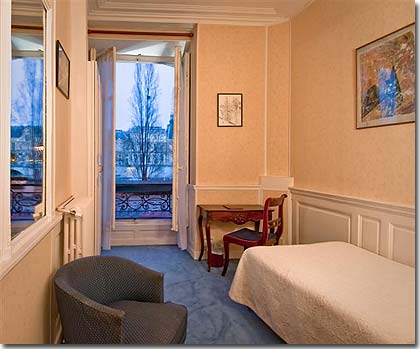 Photo 8 - Hotel du Quai Voltaire Paris 2* estrelas ao pé do bairro Saint-Germain des Prés - Nossos quartos totalmente renovados oferecem janelas com isolamento termo acústico, acesso Wi-Fi e ADSL à Internet, ventilador de torre e um cofre pessoal.